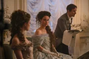 Sisi (Dominique Devenport, r.) und Herzogin Helene (Pauline Rénevier, l.) auf dem Geburtstagsball von Kaiser Franz.