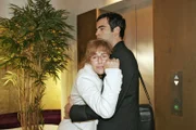 David (Mathis Künzler, r.) trifft Lisa (Alexandra Neldel, l.) nach ihrem Arztbesuch in einem äußerst desolaten Zustand an ... (Dieses Foto von Alexandra Neldel darf nur in Zusammenhang mit der Berichterstattung über die Serie "Verliebt in Berlin" veröffentlicht und verbreitet werden.)