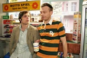 Jürgen (Oliver Bokern, r.) hat kein Verständnis für Brunos (Tim Sander, l.) Schwärmerei für Kim.