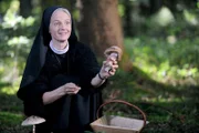 Schwester Agnes (Emanuela von Frankenberg) findet die entlaufene Kuh.