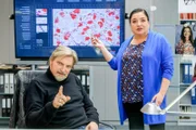 Gerichtsmedizinerin Dr. Franziska Beck (Maria Happel) demonstriert mit Major Carl Ribarski (Stefan Jürgens), dass Hödl zeugungsunfähig war.