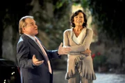 Bürgermeister Wöller (Fritz Wepper) bringt Lisa (Angela Roy) ins Kloster zurück.