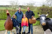 Björn Freitag (r) beim Einkauf im Hofladen mit Familie Freitag.