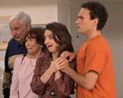 (v.l.n.r.) Lou Schwartz (Ken Lerner); Linda Schwartz (Mindy Sterling); Joanne Schwartz (Beth Triffon); Barry Goldberg (Troy Gentile)