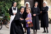 Trauriger Abschied für Trischa (v.li.: Emanuela von Frankenberg, Janina Hartwig, Denise M’Baye, Zoe Frei, Karin Gregorek, Katharina Hackhausen).