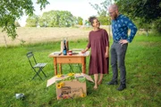 Stephanie und Benedikt Fröhlich bewerten gemeinsam die Überraschungskiste von Petra Rapp.