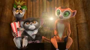 (V.l.) King Julien, Maurice und Flora gucken sich in einer abgeschirmten Blockhütte ein geheimes Video an. Dabei erfährt King Julien vom mysteriösen Fußschemel-Programm!