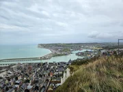 Le Tréport – Gemeinde in Frankreich. An der Ärmelkanalküste machen sich lokale Fischer für ein neues AKW stark, um den Bau eines Offshore-Windparks zu verhindern.