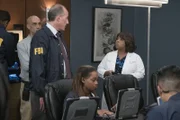 Ein Hackerangriff sorgt im Krankenhaus für Chaos. Während Miranda (Chandra Wilson, r.) versucht, die Ruhe zu behalten, suchen FBI Agent Heyward (Alex Fernandez, l.) und dessen Kollegen nach dem Hacker ...