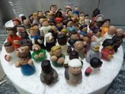 The little edible audience waits to placed the cake.