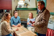 Richards Ehefrau Karin (Doris Hindinger, 2.v.r.) versucht ihre Familie zusammenzuhalten, doch dann beginnt auch noch Tochter Sophie (Johanna Mahaffy, l.) sich merkwürdig zu verhalten. Kroisleitner (Ferry Öllinger, r.) sucht eine Verbindung zum Überfall. Albert Krimmler (Stanislaus Steinbichler, 2.v.l.) scheint etwas zu verheimlichen.