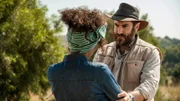 Tyron (Daniel Janks, r.) taucht während der Wildtierzählung auf Kiras (Thandi Sebe) Farm auf. Sie denkt nicht daran, ihm einen Teil ihrer Farm zu verkaufen. So versucht er anders an das Land zu kommen.
