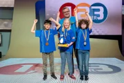 Das Rateteam aus Sehnde/Deutschland mit Elton und dem Piet-Flosse-Pokal.