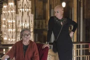 Iris (Kathy Bates, l.); Liz Taylor (Denis O'Hare, r.)