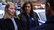 Staatsanwältin Gillian Hardwicke (Melissa Sagemiller) hat gute Nachrichten für Olivia Benson (Mariska Hargitay, r.). Ein Sexualopfer, das ihren Peiniger getötet hat, muss nicht ins Gefängnis, da es aus Notwehr gehandelt hatte.