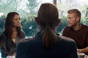 Simon (Peter Plaugborg, re.) ist geschockt, als Anwältin Karen (Line Kruse, Mi.) vorschlägt, dass Dea (Christine Albeck Børge, li.) ihn vorübergehend verlässt. Doch genau das könnte die Chance erhöhen, die Kinder zurückzubekommen.