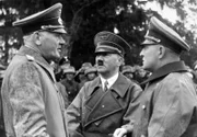 Adolf Hitler mit General Blomberg und Major Hossbach bei einer Manöverbesprechung, ca. 1938.
