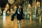 Alexia (Claire Romain) schleust sich als Touristenguide ins Schloss Versailles ein.