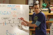 Sheldon (Jim Parsons) arbeitet an einem Algorithmus, um das Datum seines Todes zu berechnen.