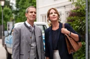 Winkler (Florian Stadler) will seiner Anwältin Dr. Johnson (Eva Mähl) Lansing zeigen.