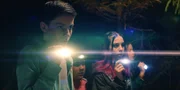 Die "Libellen"-Gruppe - Louis (Oliver Cunliffe), Glen (Krish Misra), Kaz (Maiya Silveston) und Meg (Katy Byrne, von links) - verfolgt Finn und seine Clique, die im Wald hinterm Zaun in einer verlassenen Hütte eine Party feiern wollen.