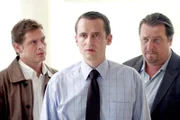 Die beiden Kommissar Christian Lind (Tom Mikulla, l.) und Florian Prantl (Andreas Giebel, r.) eröffnen Stefan Ufert (Sven Gerhardt), dass aus der Erpressung nun ein Mordfall geworden ist, denn man hat die Leiche seiner Frau gefunden.