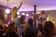Alexia (Claire Romain, r.) schafft es, mit einer Runde Karaoke in Abels Bar wieder für gute Stimmung zwischen ihren Schwestern Tamara (Camille Lou, M.) und Sylia (Constance Labbé, l.) zu sorgen.