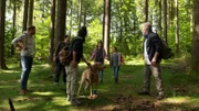 Ein Wilderer geht um im Waldauer Forst. Kajo (Jochen Schropp, li.), Vinzenz (Michael Sideris, 2.vo.li.), Toni (Anna Malner, 2.vo.re.) und Ronja (Kaya Völkers, mi.) verdächtigen Vinzenz‘ Kumpel Rudi (Michael Kausch, re.). Vorne: Dina (Maya Haddad)