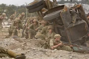 Trotz einer unvorstellbaren Hitze und des Mangels an sauberem Trinkwasser müssen die jungen Marines in den Kampf um den Flughafen von Peleliu ziehen. Ein sinnloses Gemetzel beginnt ...