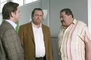 Christian Lind (Tom Mikulla, l.) schaut amüsiert auf den Amtswechsel der beiden Leichtgewichter Florian Prantl (Andreas Giebel, m.) und Korbinian Hofer (Joseph Hannesschläger).