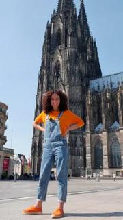 Moderatorin Siham El Maimouni vor dem Kölner Dom