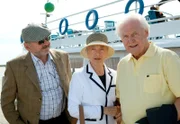 Von links: Blasius (Branko Samarovski), Hermine (Christine Ostermayer) und Gottfried (Wolfgang Hübsch) freuen sich auf die gemeinsame Schifffahrt.