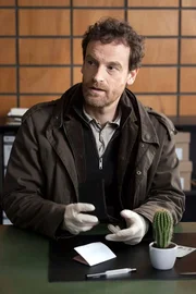 Kommissar Peter Faber (J&ouml;rg Hartmann) in seinem B&uuml;ro.