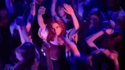 Emma (Hanna van Vliet) hat ihre Leidenszeit hinter sich gelassen und sprüht nun vor Lebensfreude.