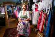 Martina Reischauer sitzend in Ihrem Laden.