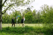 Der Streifenwagen wurde geklaut - Hubert (Christian Tramitz, r.) und Girwidz (Michael Brandner, l.) müssen zu Fuß ermitteln.