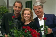 "Schlosshotel Orth", "Rosen für Zimmer 8." Familie Hofer erlebt schwere Tage. Sissy ist ins Koma gefallen und niemand kann sagen, ob sie wieder gesund wird. Der verzweifelte Georg gerät mit Jacob aneinander. Er gibt ihm die Schuld an dem Unglück. Das Schloßhotel steht ganz im Zeichen der großen Buchpräsentation von Michael T. Riesners neuem Kriminalroman. Doch der Bestsellerautor verschwindet noch vor seiner Ankunft im Schloßhotel spurlos. Ein Umstand, den Franz Navratil, Nachtportier im Ruhestand, sogleich als Kriminalfall deutet.Im Bild (v.li.): Dietrich Siegl (Christian Meeler), Birgit Linauer (Pepi), Heinz Petters (Franz Navratil).