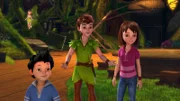 Peter Pan (Mi.) mit Wendy (re.) und ihrem kleinen Bruder Peter.