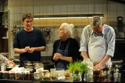 Wegen Theres versehentlicher Einladung bei "Servus Freunde" werden nun im Brunnerwirt Knödel ohne Ende gedreht. Von links: Ludwig (Martin Wenzl), Theresa (Ursula Erber) und Joseph Brunner (Wilhelm Manske).