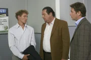 Die beiden Rosenheim-Cops Christian Lind (Tom Mikulla, r.) und sein Ersatzkollege Florian Prantl (Andreas Giebel, m.) sind sich sicher, dass Fritz Serner (Michael Silbereisen) allen Grund hatte, seinen Nebenbuhler zu ermorden.