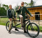 Hubert (Christian Tramitz, l.) und Girwidz (Michael Brandner, r.) steigen notgedrungen aufs Tandem um und Girwidz verlangt von Hubert mehr Teamwork.