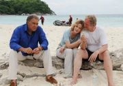 Nach seiner Rettung erzählt Holger (Harald Krassnitzer) seiner Frau Susanne (Ann-Kathrin Kramer) und Markus (Christian Kohlund, li.), wie es zu dem Unglück kommen konnte. Weiteres Bildmaterial finden Sie unter www.br-foto.de.