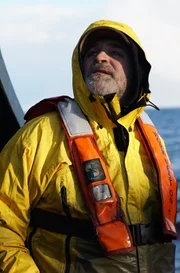 Veteran team member, First Mate/Deck Boss, Gary Soper oversees the Wizard crew at the rail.