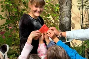 Noch sind die Pflegekinder nicht alle da. Zwei Jungs sind schon in das Kinderdorfhaus eingezogen, dazu kommt noch Lucies eigene Tochter Moni. Das Leben als Kinderdorfmutter kann beginnen.
