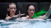 Ondina (Isabel Durant) und Mimmi (Allie Bertram) versuchen mit magischen Kräften Zac (Chai Romruen) wieder in einen normalen Jungen zurück zu verwandeln.