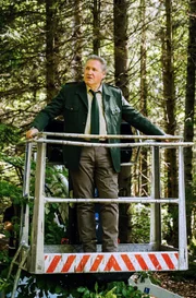 Umweltaktivisten besetzen den Wald des Barons Georg von Waldsee. Girwidz (Michael Brandner) will die Sache selber in die Hand nehmen und mit den Aktivisten reden.