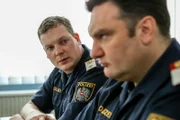 "CopStories", "Herz...Schmerz." Eine männliche Leiche wird gefunden, ein Russe, dessen Frau hinter seinem Tod sofort die Mafia wittert. Eberts und Itchy müssen herausfinden, was wirklich passiert ist. Derweil noch gar nichts ist im Fall einer Körperverletzung passiert, die eine besorgte Mutter zur Anzeige bringen möchte, und ein Mann hat den üblen Verdacht, dass ihn sein Stammwirt vergiften will. Alltag in Ottakring, der von schweren Vorwürfen gegenüber Roman überschattet wird. Und von einem überraschenden Anruf: Iveta meldet sich bei Itchy und bittet um seine Hilfe. Im Bild (v.li.): Holger Schober (Roman Mohácsi), Martin Leutgeb (Mathias Gerber).