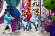Volker überrascht die TanzAlarm Kids beim Klettern mit seinem Song "Feuerwehr Gymnastik".
