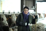 Monika (Christine Reimer) weiß nicht, wie sie all die Arbeit auf dem Hof mit der verletzten Hand bewältigen soll.