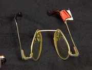 Die Ermittler untersuchen den Wagen eines als vermisst gemeldeten Mannes. Wem gehört die verbogene Brille?